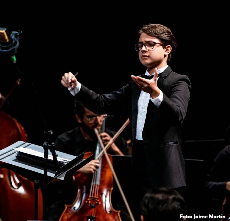 ALEXANDER VIVERO DIRIGIENDO UNA ORQUESTA