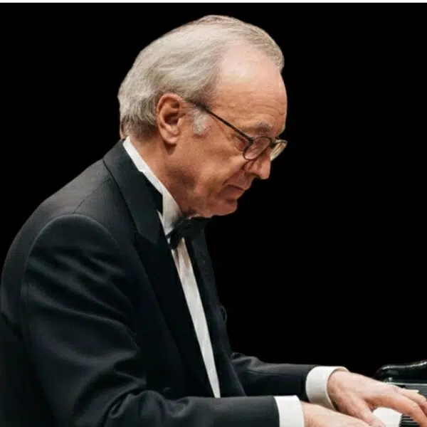 IMAGEN DE ALFRED BRENDEL TOCANDO EL PIANO