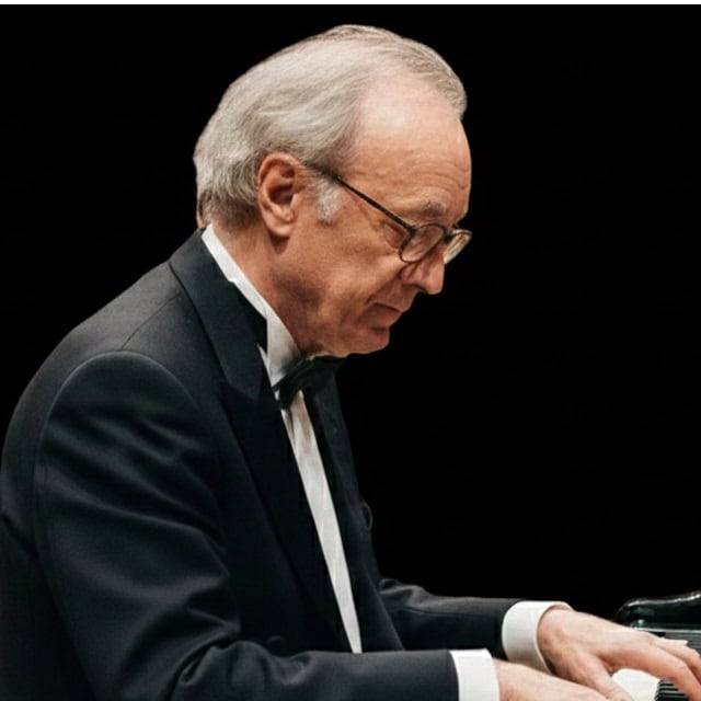 IMAGEN DE ALFRED BRENDEL TOCANDO EL PIANO