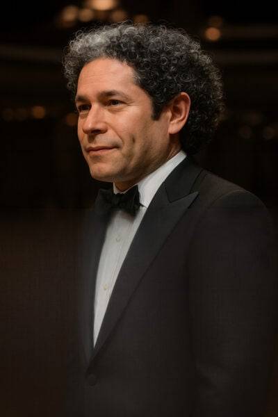 IMAGEN DE GUSTAVO DUDAMEL EN TRAJE NEGRO