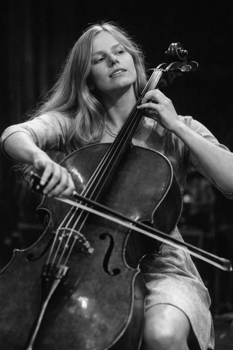 IMAGEN DE JAQUELINE DU PRÉS TOCANDO EL CELLO