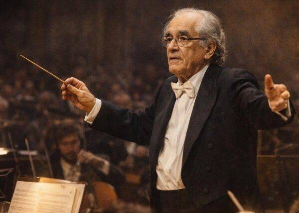 IMAGEN DE MICHEL LEGRAND COMO DIRECTOR DE ORQUESTA