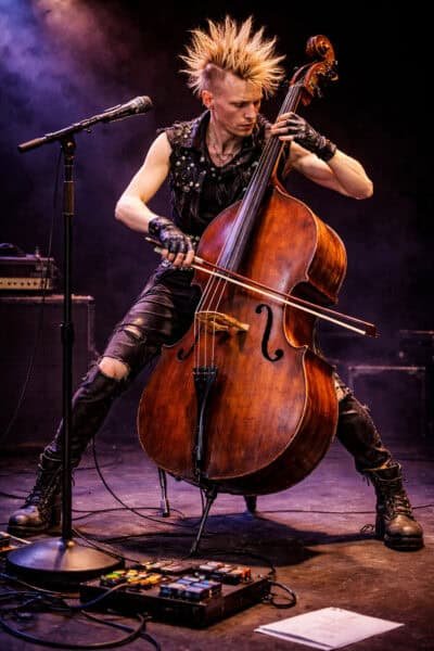 IMAGEN HOMBRE TOCANDO MUSICA FUSION