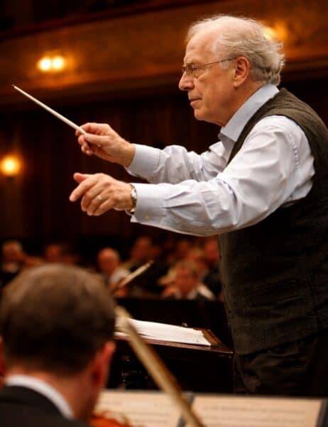 IMAGEN DE SIR CHARLES MACKERRAS DIRIGIENDO